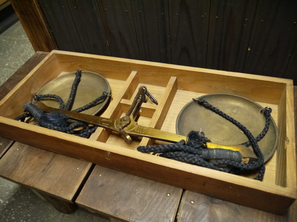 昭和 レトロ 重厚 真鍮 吊り量り 下箱入り はかり 1018